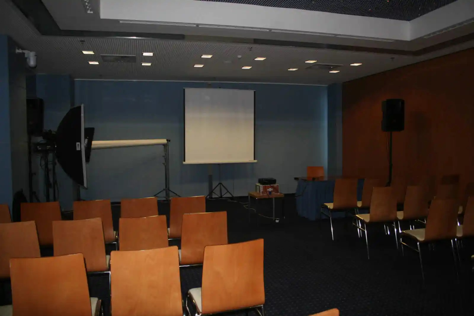Zbozi Pronajem Projektoru A Platna V Setu 2315